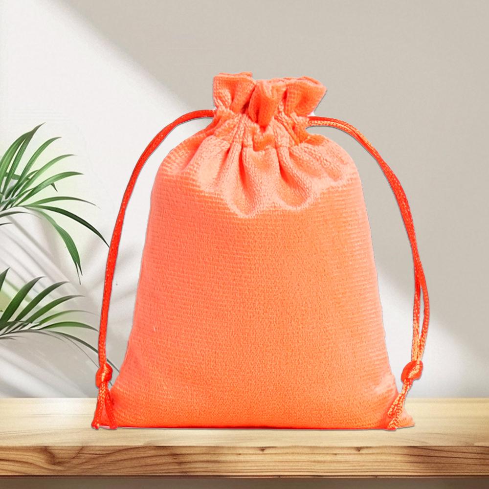 Zakázkový černý sametový úložný sáček na šperky z flanelu se stahovací šňůrkou