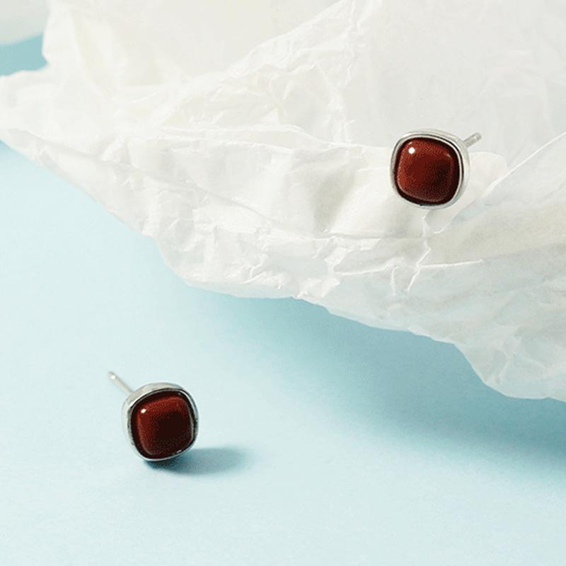 Women's Geometric Red Bean Mini Stud Earrings - Bean Paste Color, Versatile, Simple Niche Design