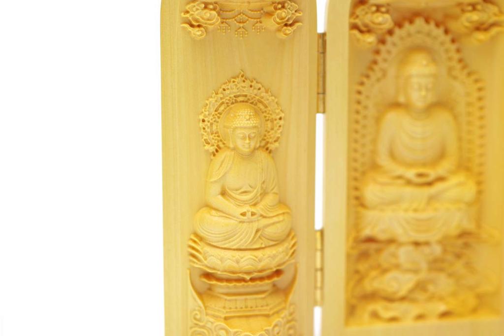 This natural boxwood (Tsuge) Buddhist triad features three Buddha figures: Shaka Nyorai, Amitabha Nyorai, and Yakushi Nyorai. Approximately 10cm