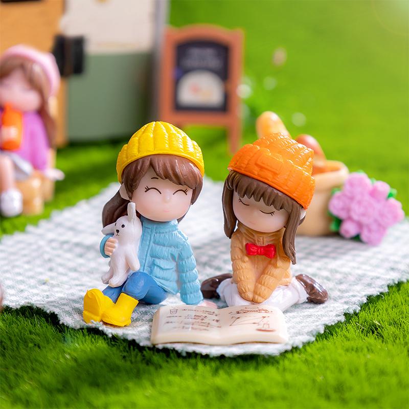 2 Pezzi Mini Statue Migliori Amiche Bambine Decorazione Paesaggio Micro Ornamenti per Auto Casa Scrivania