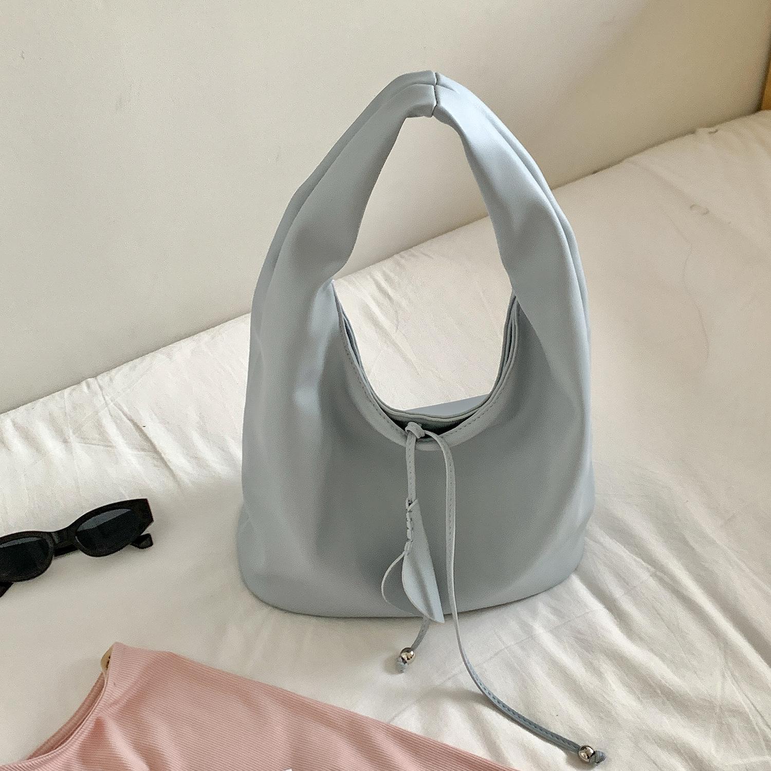 

Korean Summer Style Niche Fashion Soft Leather Armpit Bag for Women with A Sense of Luxury, Large Capacity Casual Handbag for Work and Commuting синій