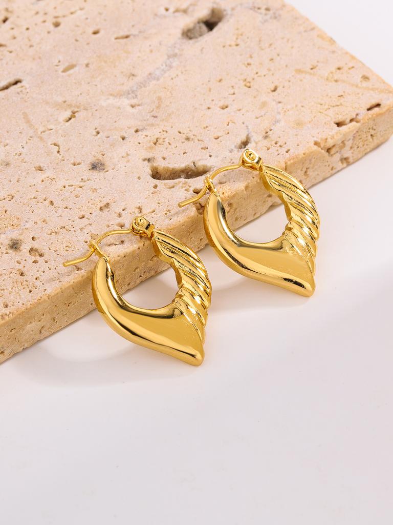 Hong Kong style retro light luxury U-shaped earrings 11k gold niche stud earrings jewelry design sense Spice girl earrings