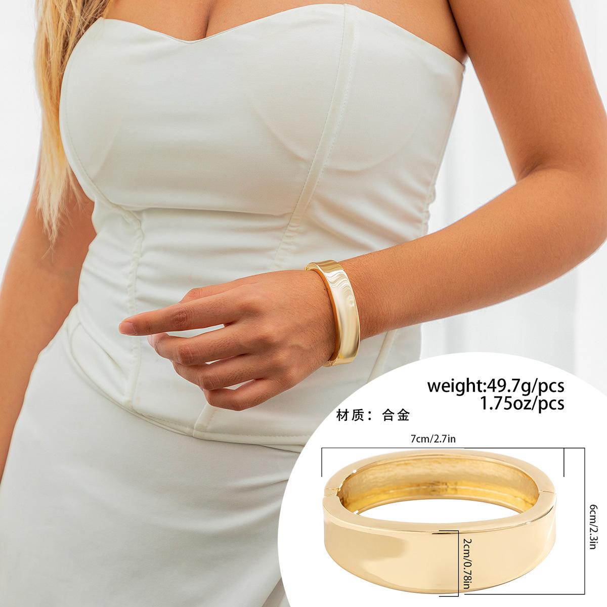 

Необычный гладкий металлический широкий браслет браслет модный личность C-образная текстура открытый браслет See details