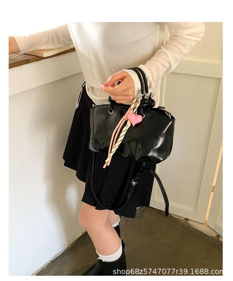 

Advanced sense of foreign style small bag women 2025 new Korean version super fire versatile messenger bag fashion portable bucket bag tide чёрный