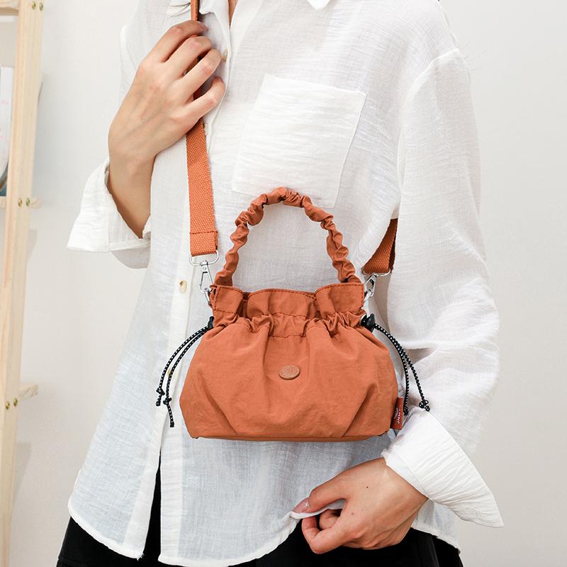 Geraffte Zugbeutel-Tasche mit gerafftem Griff Abnehmbarer Riemen Nylon Umhängetasche für den lässigen Alltag