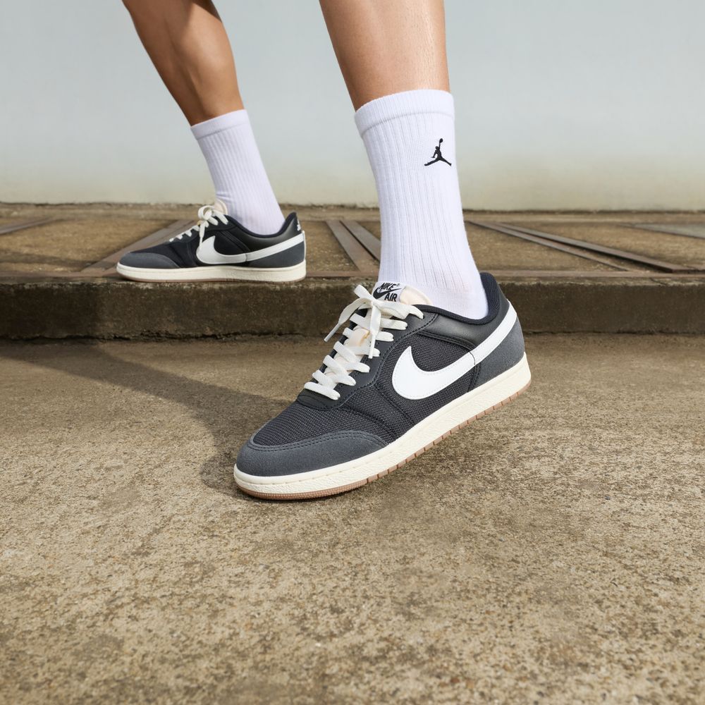 Jordan Skyline Low Black Summit White 44