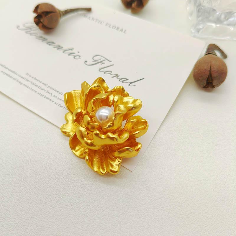 Elegant Gold Color Peony Flower Brooch For Women 1Pcs Plant Pin For Graduation Ceremony Fashion Wear