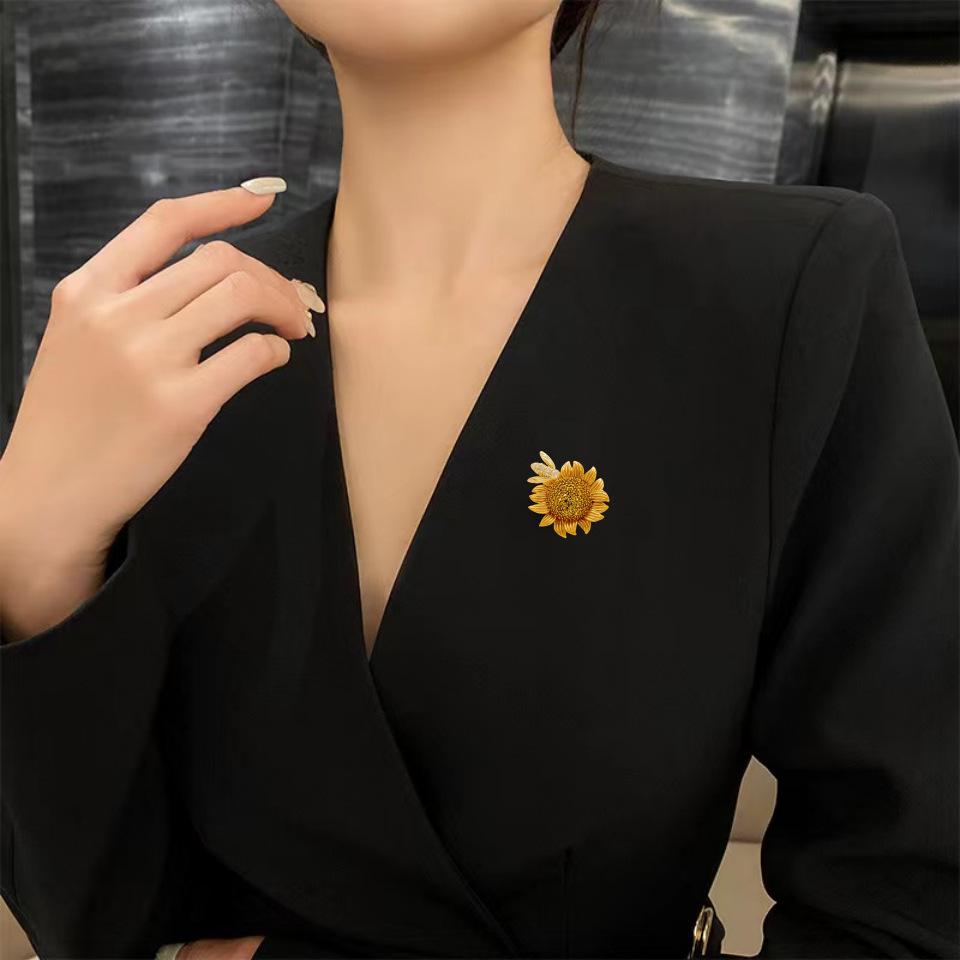 Japanese Lively Bee Sunflower Brooch: Trendy Women's Metal Corsage Pin