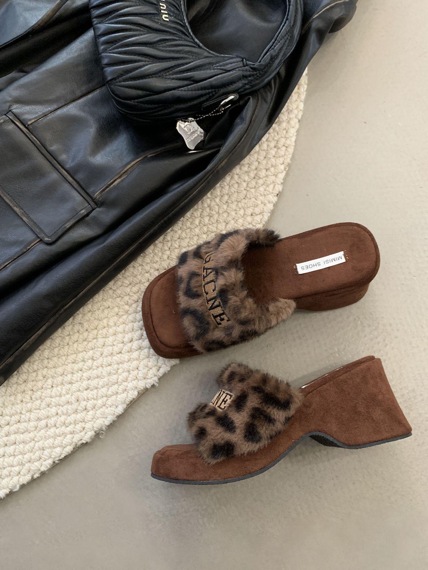 

French fashion alphabet thick high-heeled cotton slippers women s 2025 autumn and winter new gentle square head one-word fluffy slippers 39 цветной печати леопарда