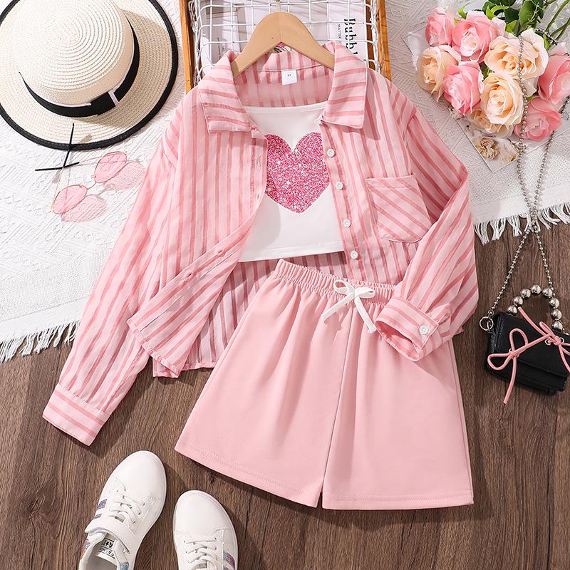 

Летний комплект-тройка для девочек 2025 года: Солнцезащитная рубашка, жилет с сердечками и шорты розовый