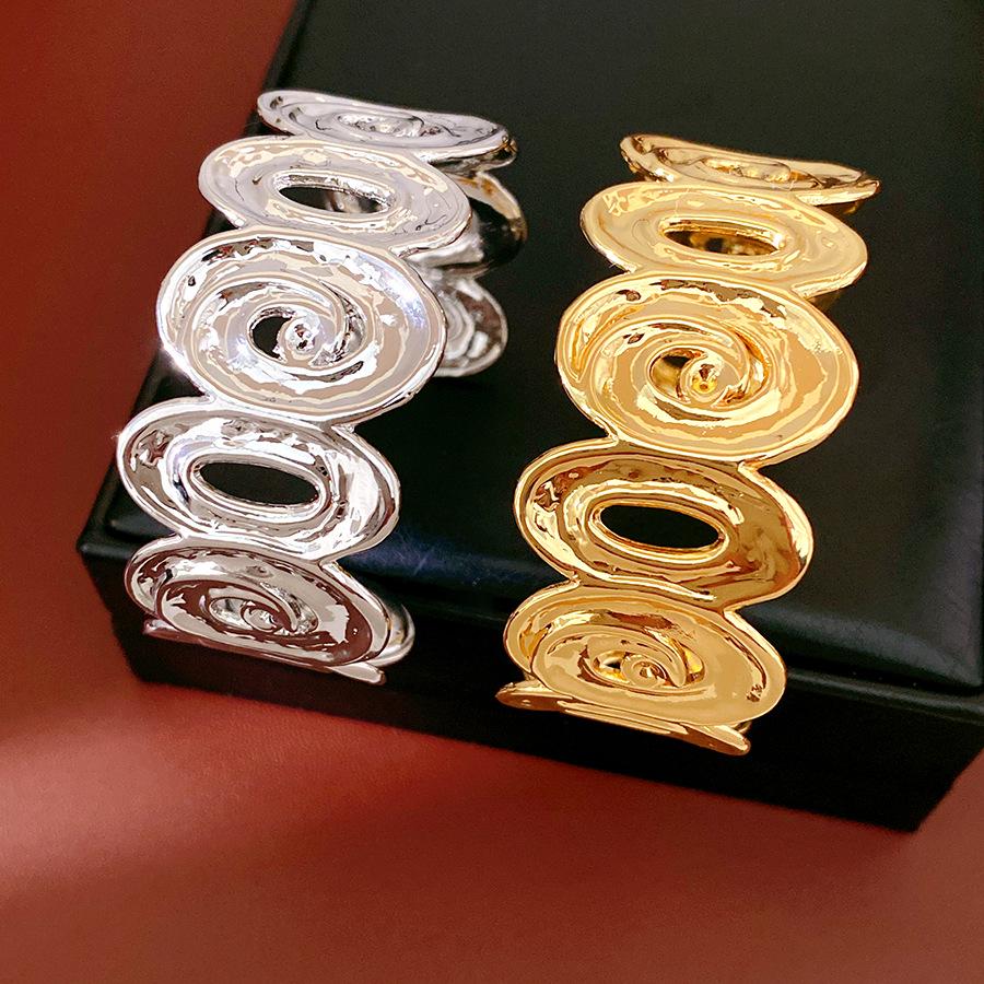 Spiral Lumina Oval Hollow Metal Statement Bracelet-Hand Ring with High-End Niche Appeal