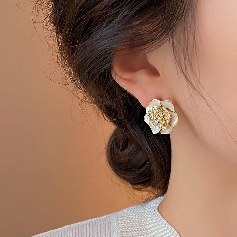 Orecchini a Bottone Fiore di Camelia - Accessori per Orecchie Eleganti e Raffinati per Uno Stile Cool.