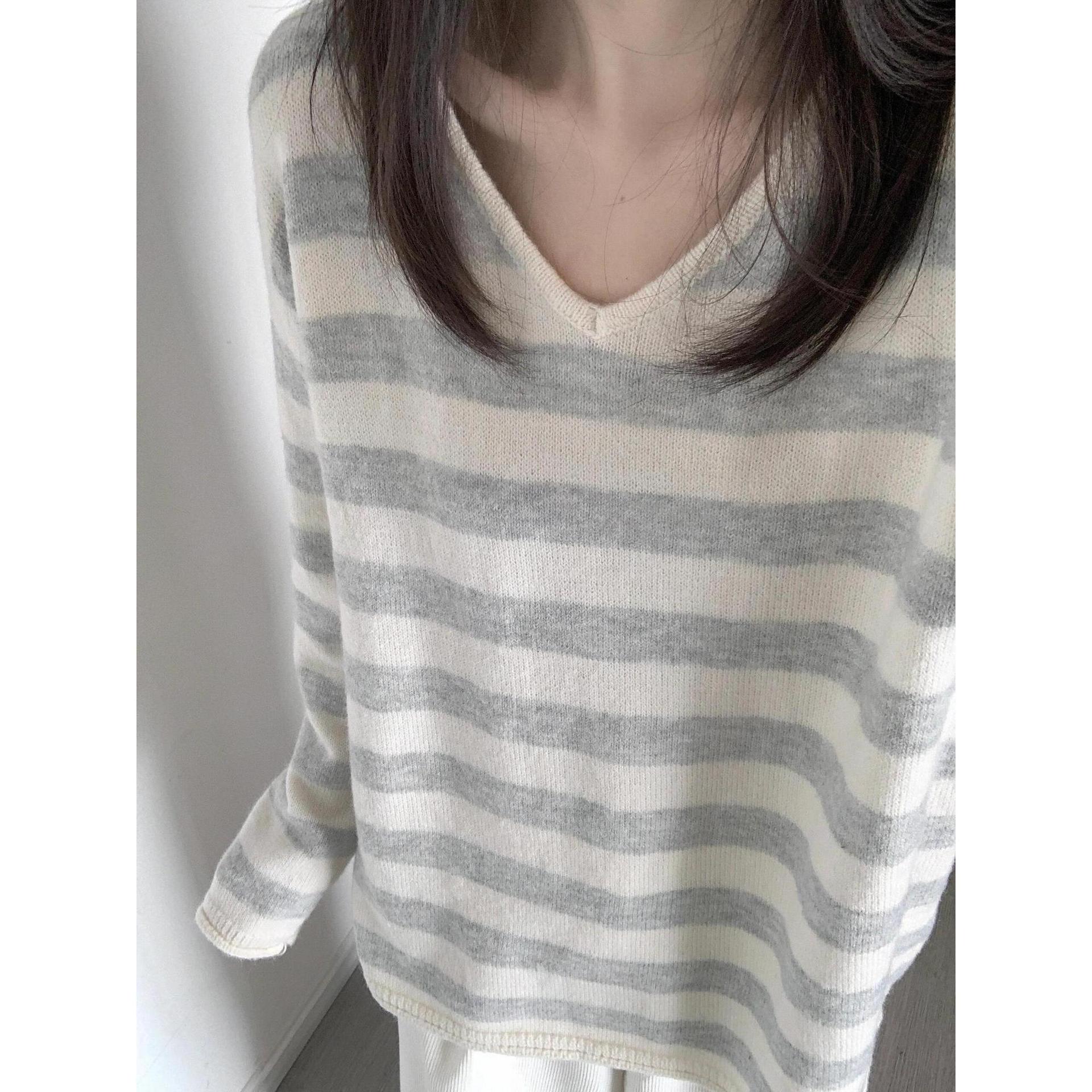 

Женский корейский свитер в полоску с V-образным вырезом и цветными блоками - Осень/Зима 2025 Свободный вязаный пуловер L (100-110 jin)