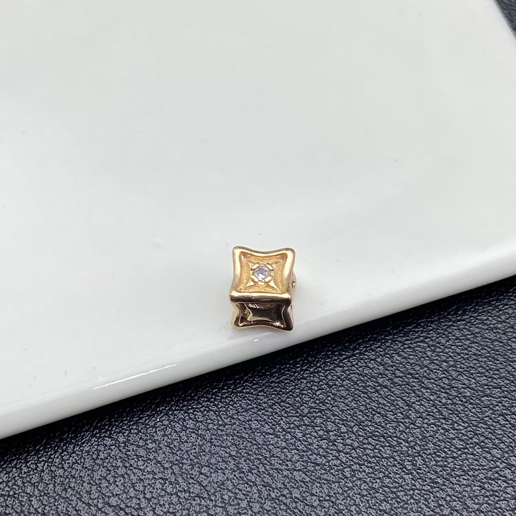 

Квадратні намистини-розпірки з високою стійкістю кольору для DIY кришталевих прикрас, браслетів, низання намистин, ручних мотузок.