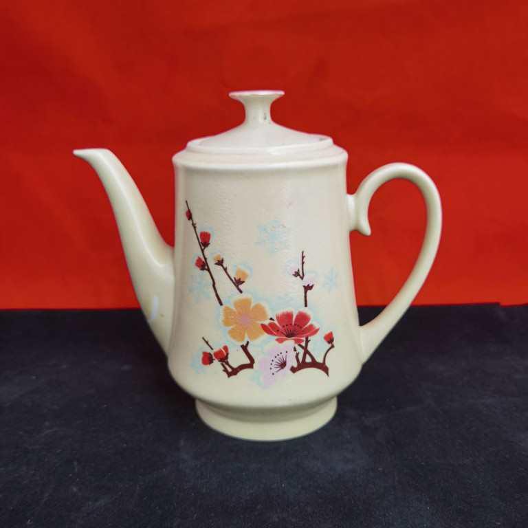 Vintage 70s-80s Nostalgic Teapot - Retro Decor and Film Props