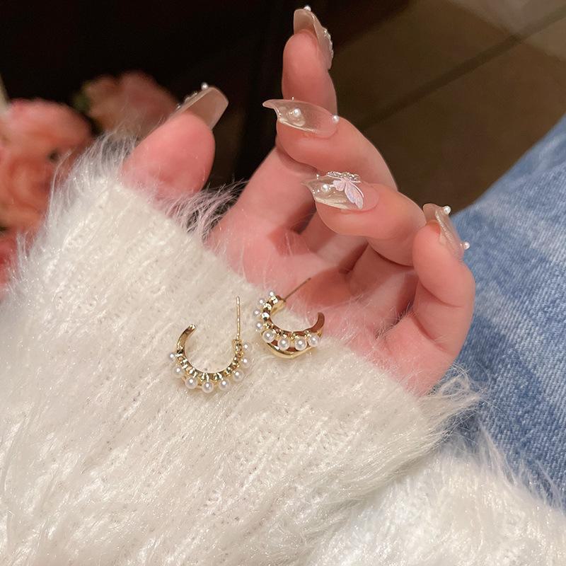 Luxuriöse Retro Perlen C-förmige Ohrringe für Damen - Unregelmäßiges Metalldesign, Promi-Stil