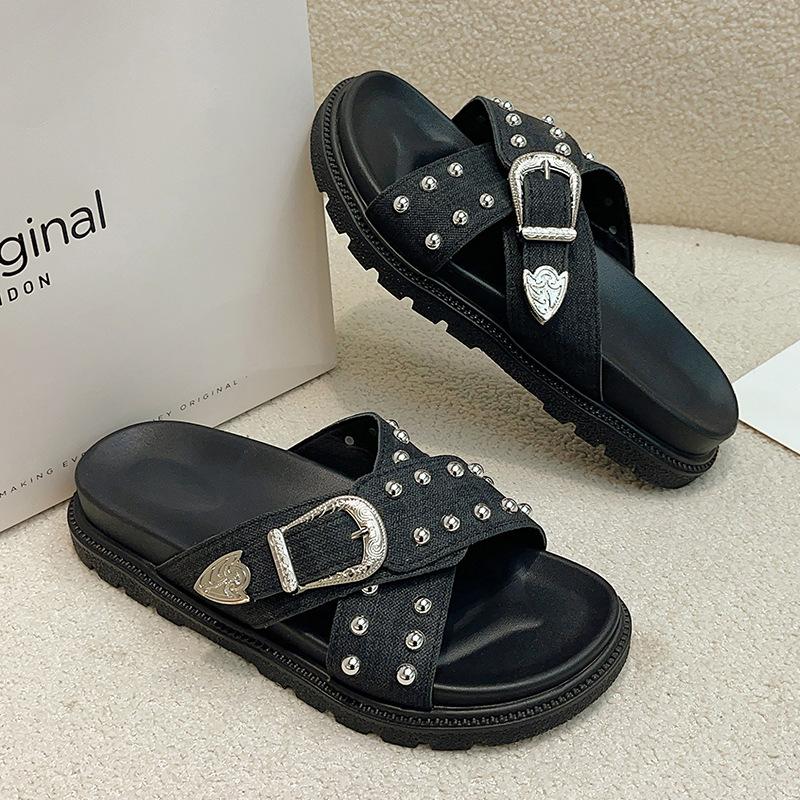 Large size thick-soled slippers women's 2025 summer new European and American rivet belt buckle versatile one-word cool slippers women