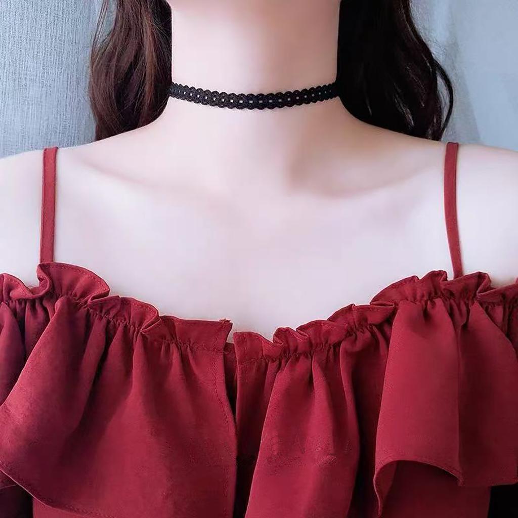 A fashionable, retro and versatile black lace choker collar, neck strap and short collarbone chain necklace for women