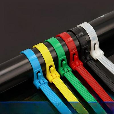 Fascette fermacavi in nylon riutilizzabili con fibbie in plastica bianche e nere, design aderente