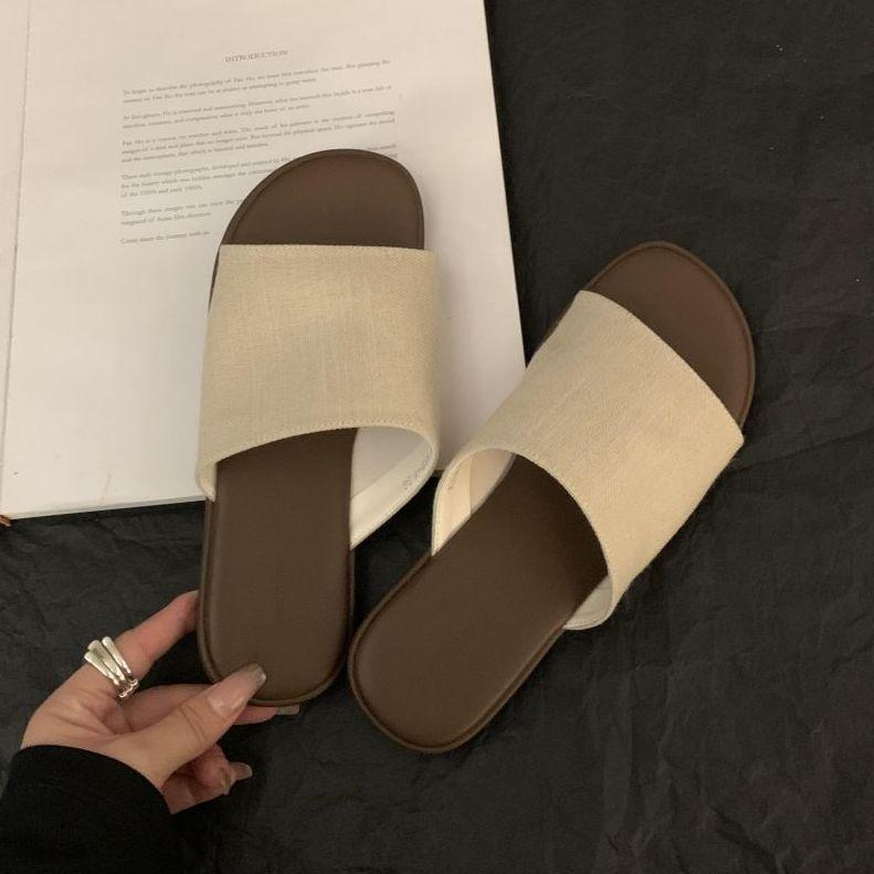 French flat-bottomed retro casual one-word slippers for women's summer wear 2025 new seaside vacation beach cool slippers