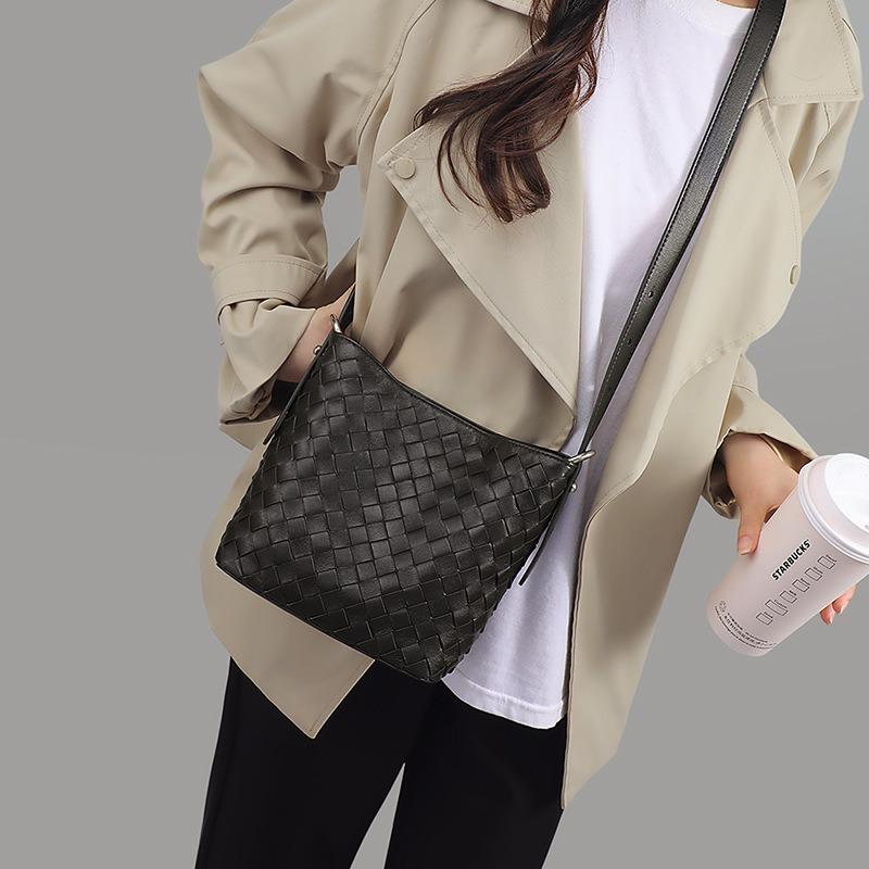 Bucket Bag New Women's Bag Autumn and Winter Fashion Shoulder Messenger Bag Premium Commuter Woven Bag