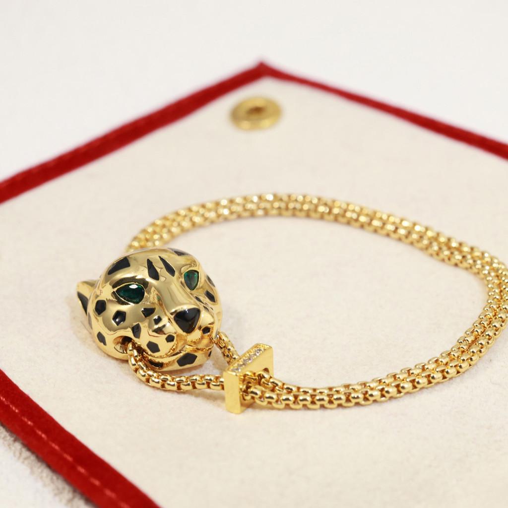 Náramok s leopardím vzorom zo subzlatého materiálu, galvanicky pokovovaný 18k zlatom a doplnený šperkami s leopardími očami v smaragdovej farbe