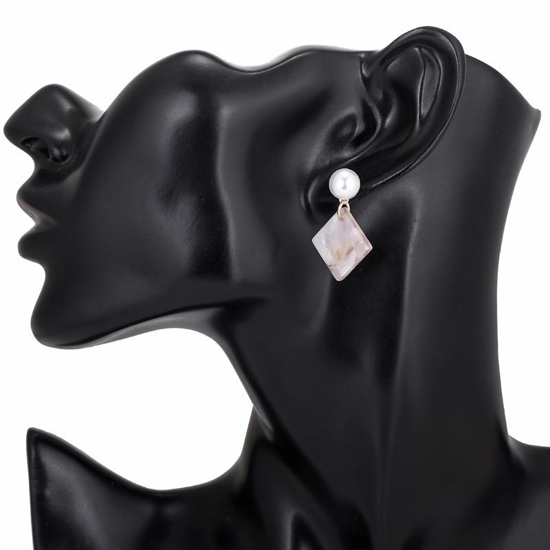 Japanische und koreanische kleine frische einfache Retro-Acryl-Perlen-geometrische Ohrringe