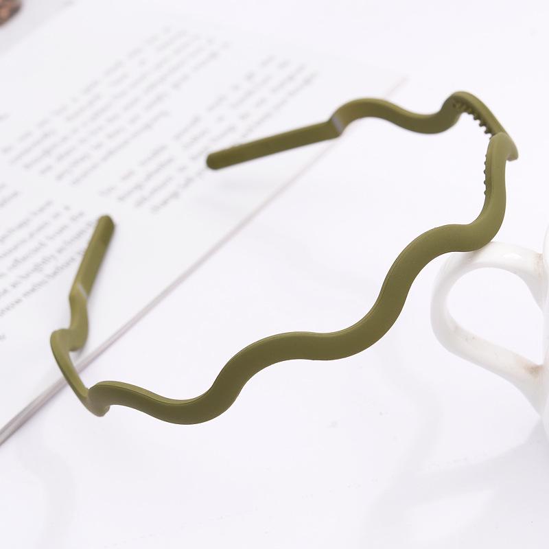 Matte Morandi Wave Hairband for Women: Versatile Sawtooth Clip for Makeup, Face Washing, Secure Hold for Fine Hair.