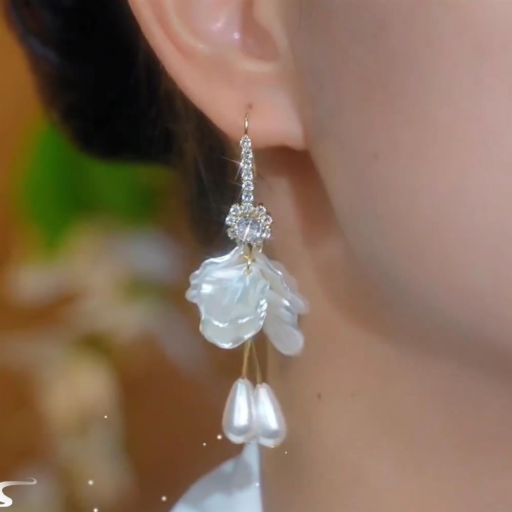 French Retro Flower Petal Water Drop Pearl Ear Hook, Light Luxury Exaggerated Earrings Earrings
