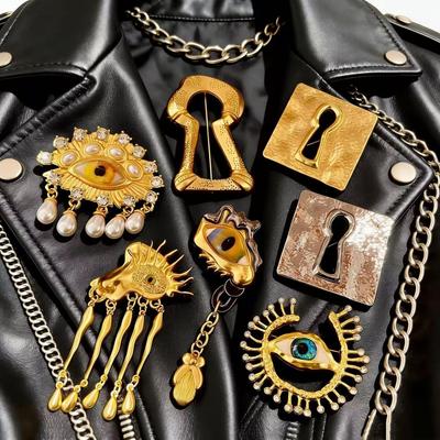 British Style Metal Eyeglasses Brooch - Unisex Retro Woolen Coat Accessory for Women