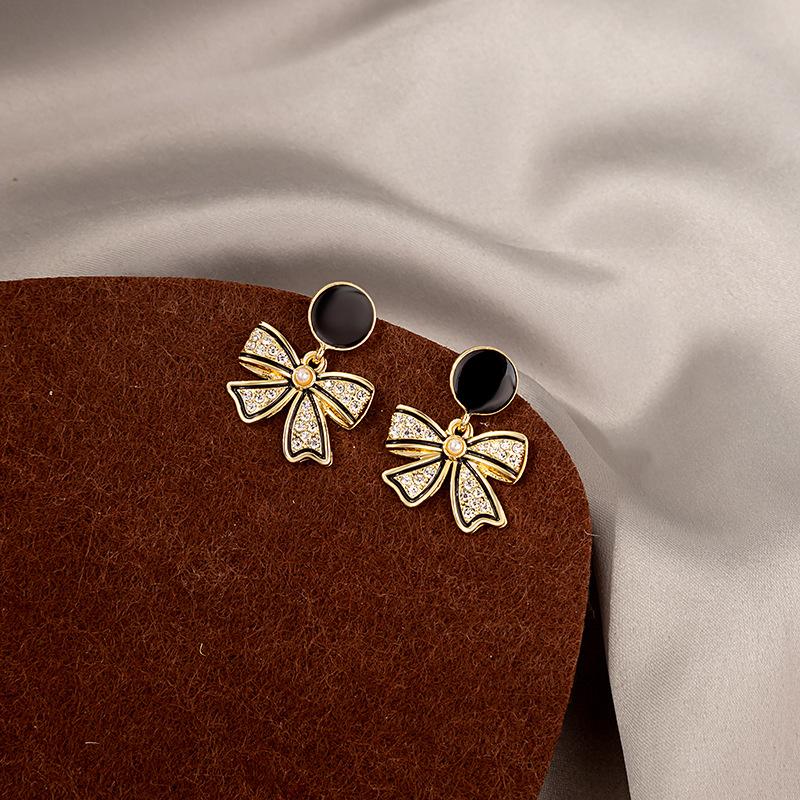 

Шикарный и простой: Серьги-бабочки с полным цирконием и черным маслом чёрный