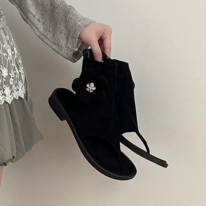 Mode vielseitige Nische Kurzstiefel Design Sinn Blume Zehensandalen Damen Sommer Retro Außen dicker Absatz Sandalen coole Stiefel