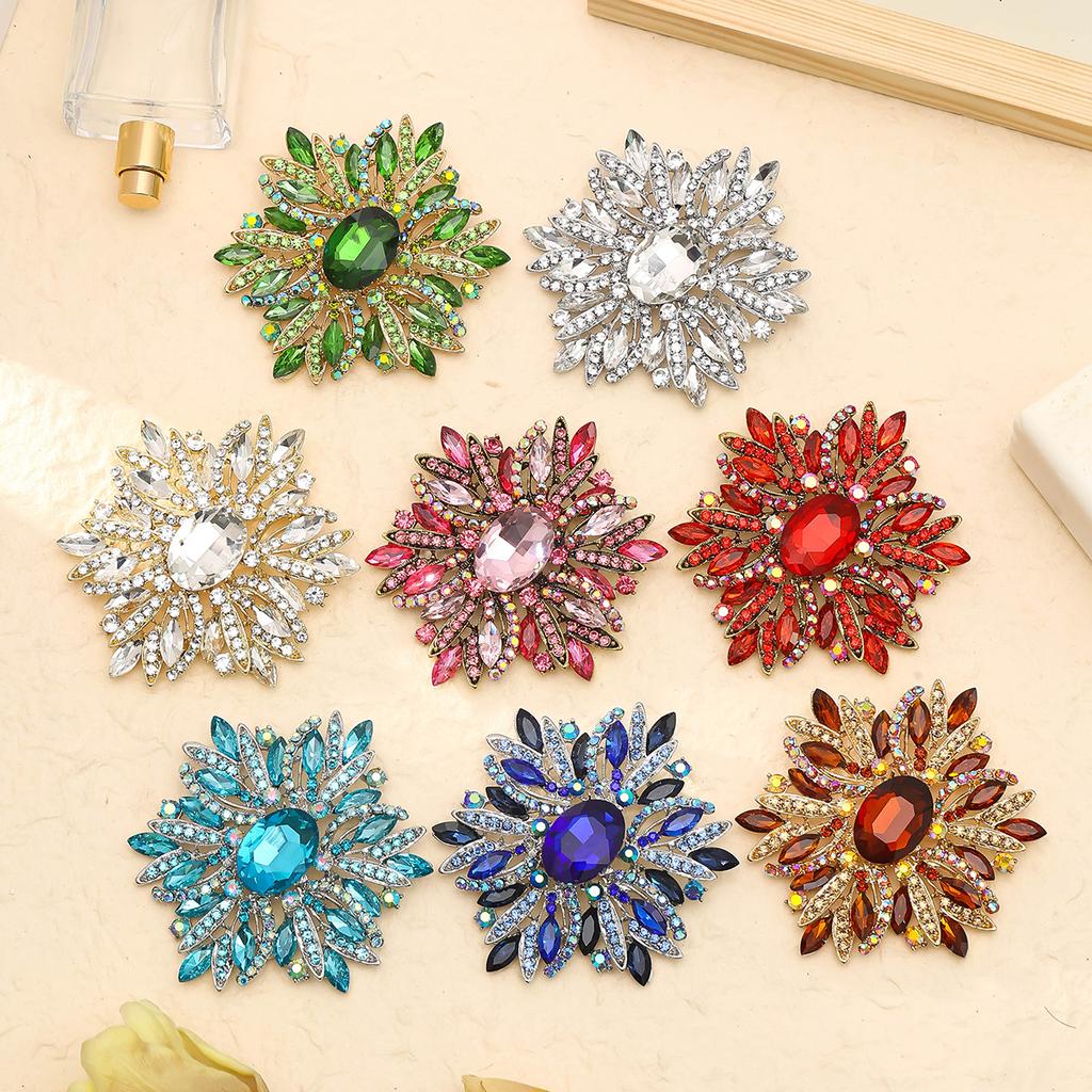 Luxury Vintage Crystal Flower Brooch for Women, Elegant and Fashionable Wedding Dress Accessory, Floral Headpiece Decoration