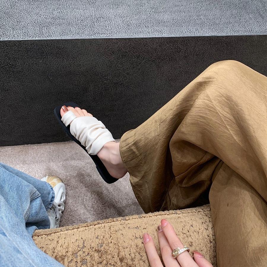 Grape mother has the same style, with a sense of design, square head folds piled up, flat-bottomed toe leather slippers, and women's flat-bottomed sa