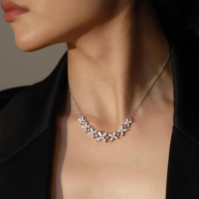 

Italian Seiko, High Carbon Diamond Four-Leaf Flower Necklace, Women S Light Luxury Temperament Multi-Flower Small Flower Cluster Collarbone Chain
