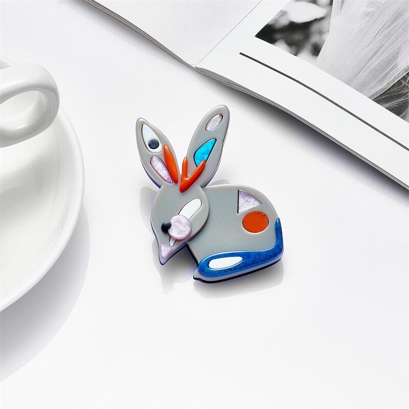 Blucome Novo estilo de broches de pinos femininos, broches fofos de acrílico em forma de coelho, broches femininos, joias de boa qualidade para meninas, bolsas, roupas, presentes