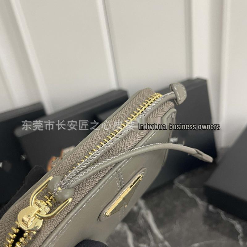 Portfel damski inspirowany Pradą 2025: Modny, uniwersalny design z wieloma gniazdami na karty i miejscem na dokumenty.