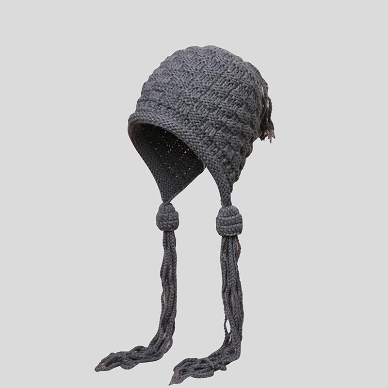 1 Stück Handgefertigte Häkelmütze aus buntem Garn für Damen Winter Gestrickte Beanie-Mütze mit Ohrenklappen, Quaste und Bommel