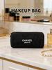 Borsa da Trucco Cilindrica CHANEL BEAUTÉ Nera, Astuccio Cosmetico a Zip Stile Penna, Accessorio Bellezza Marca di Lusso