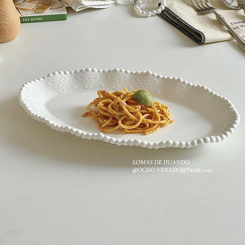 

French Style Flower Relief Ceramic Plate 10 Inch Oval Shape High Aesthetic Pasta Dishes White Dot Rim Exquisite Fish Plate 10 inches білий