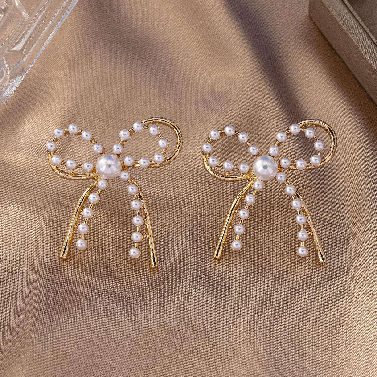 

Элегантные серьги-пусеты с жемчугом и бантом в два слоя - Сказочный стиль, Идеально подходят для помолвок, банкетов и подарков на День святого Валентина.