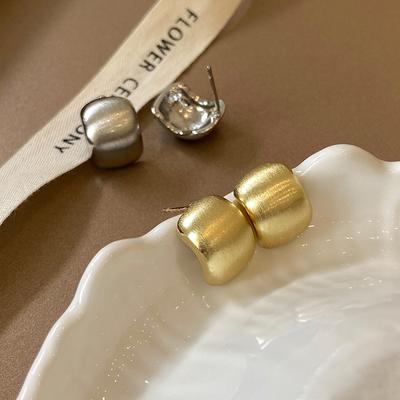 Pendientes de botón de metal cepillado mate para mujer, diseño de nicho simple, ligero y de lujo, con estilo retro curvo