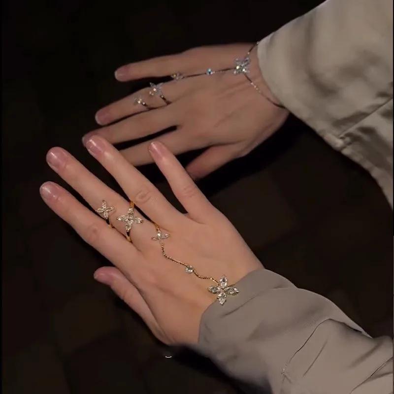 1-piece fringe bracelet-ring combo: a lightweight, luxurious ring-bracelet hybrid for hand adornment, featuring a niche.