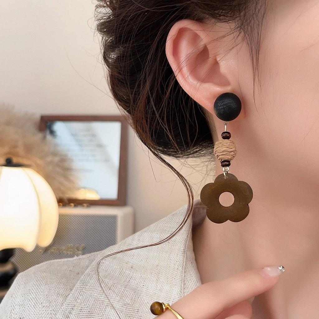 Retro Geometric Wooden Dangle Earrings: Ethnic and Modern Chinese Style for Women, 2025 Autumn/Winter Collection