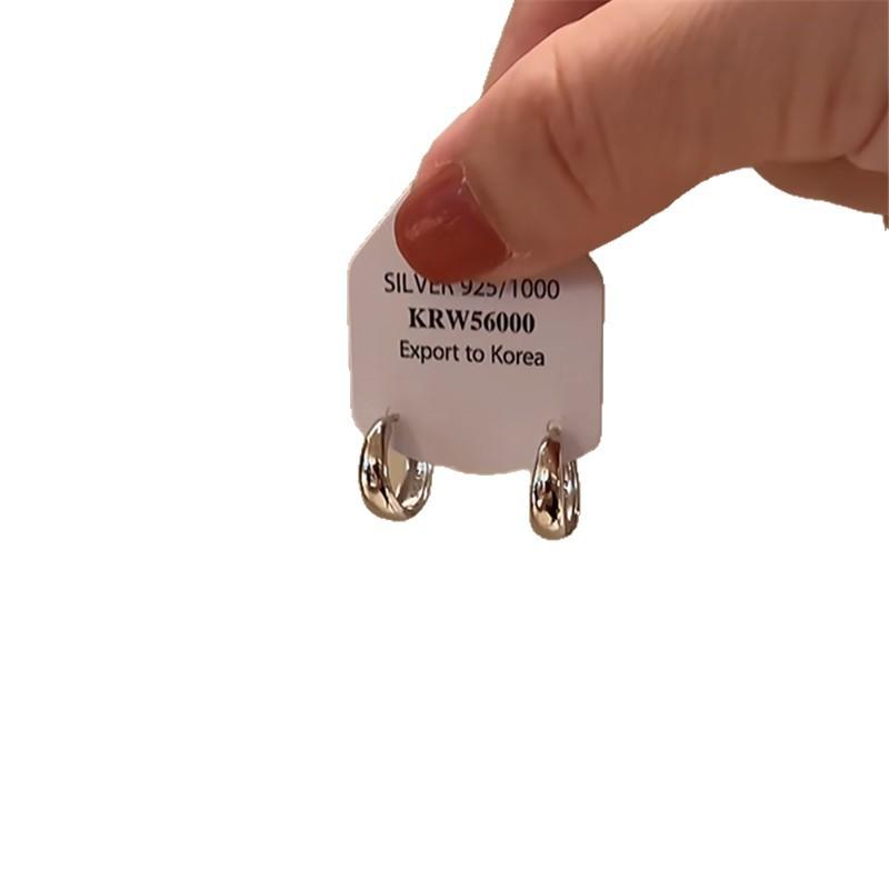 Pendientes de aro lisos de plata simples, nuevo estilo popular, de alta gama, pendientes de lujo ligero, pendientes de temperamento, diseño de nicho para mujer