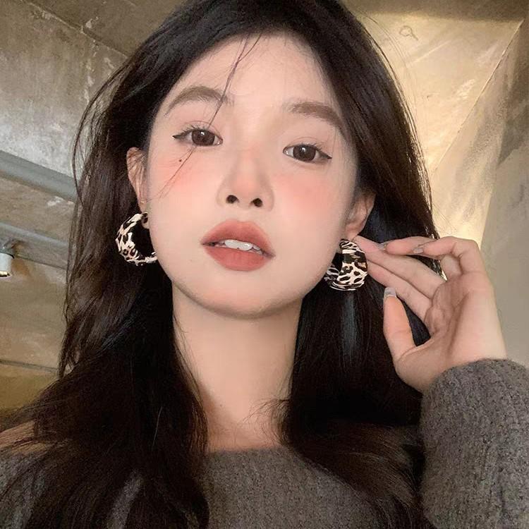 2025 autumn and winter personalized leopard print C-type earrings, European and American temperament exaggerated earrings