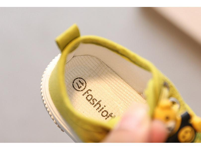 Solid Soft Sole Baby Slip-On Canvas Shoes for Boys and Girls, Super Soft First Walker Shoes for Spring and Autumn.