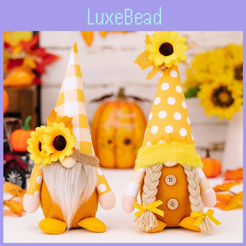 Entzückende gelb karierte Wichtelfigur für Thanksgiving mit Herbstlaub- und Sonnenblumenakzenten