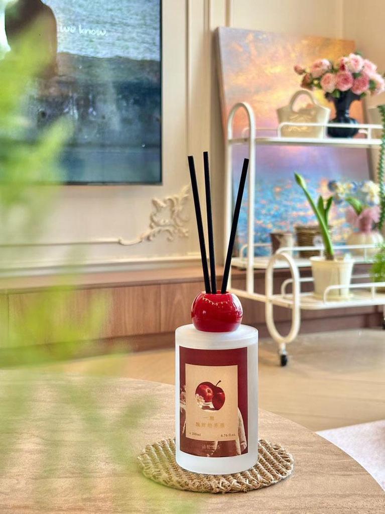 Qingzhi Muxiang Apple-Scented Flameless Aroma Diffuser - Long-lasting Home & Bathroom Fragrance.