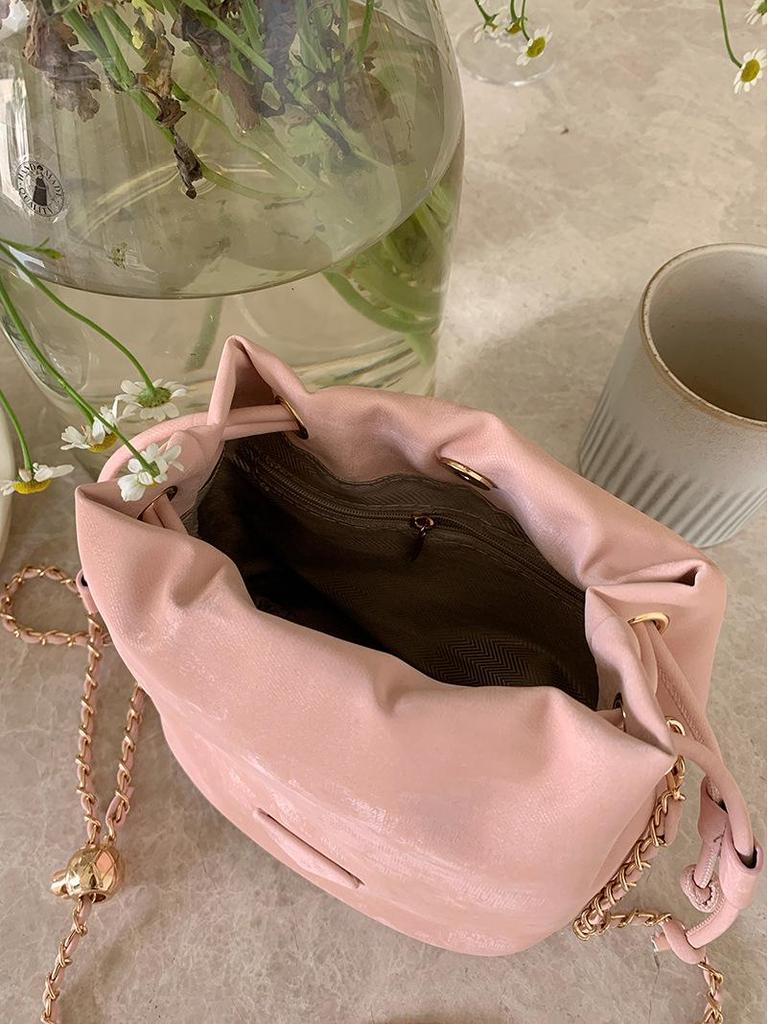 Puszysta Kremowa Różowa Torba Wiązana na Łańcuszku - Modna, Wszechstronna Torba Wiaderko na Ramię i Przez Ramię